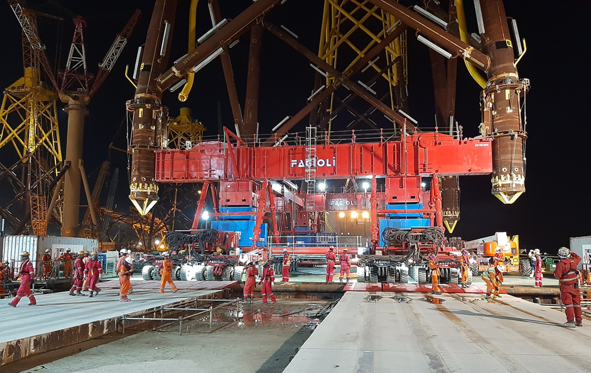 Heavy lifting operations for offshore wind components