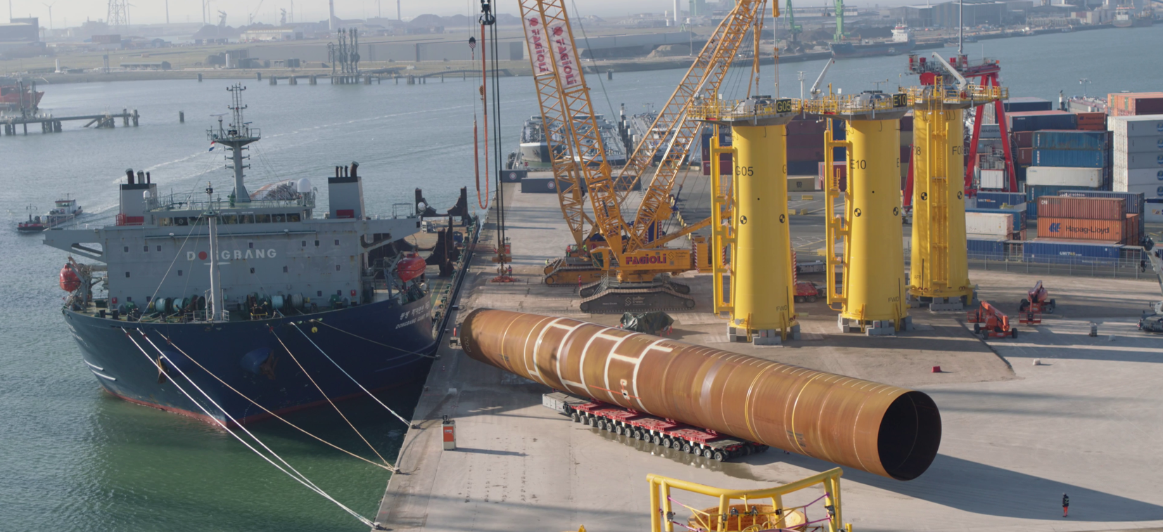 Offshore wind component handling and storage at port